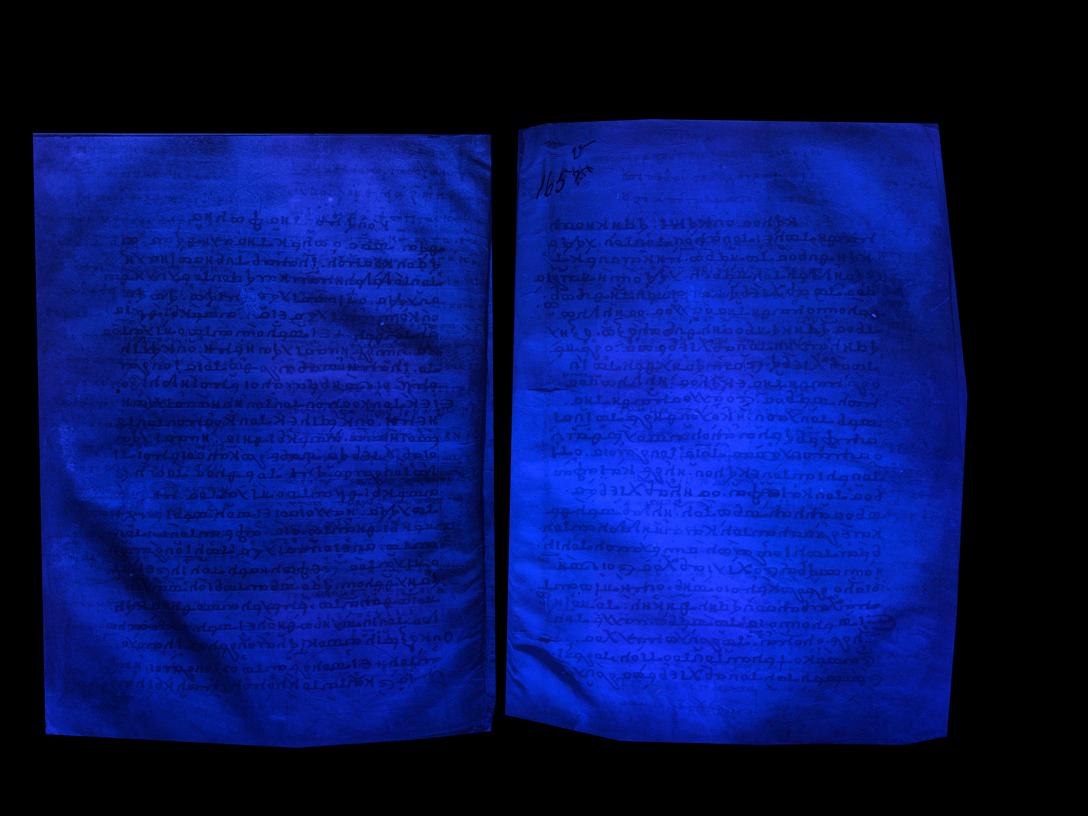 Escritura borrada hecha visible bajo luz UV